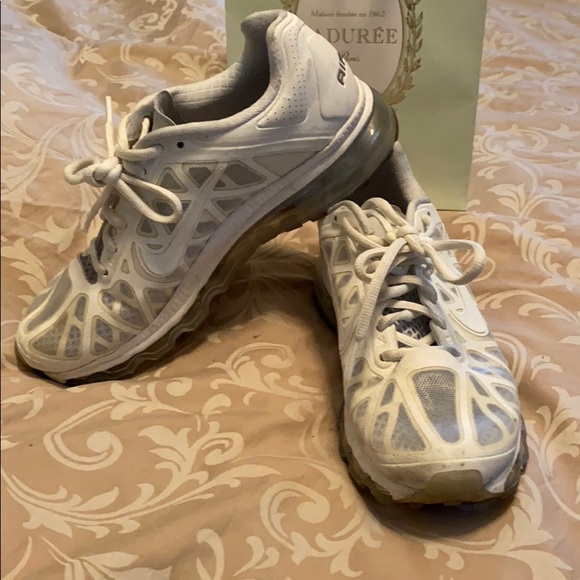 Nike Shoes - Nike Fitsole White Tennis Shoes Size 7.5